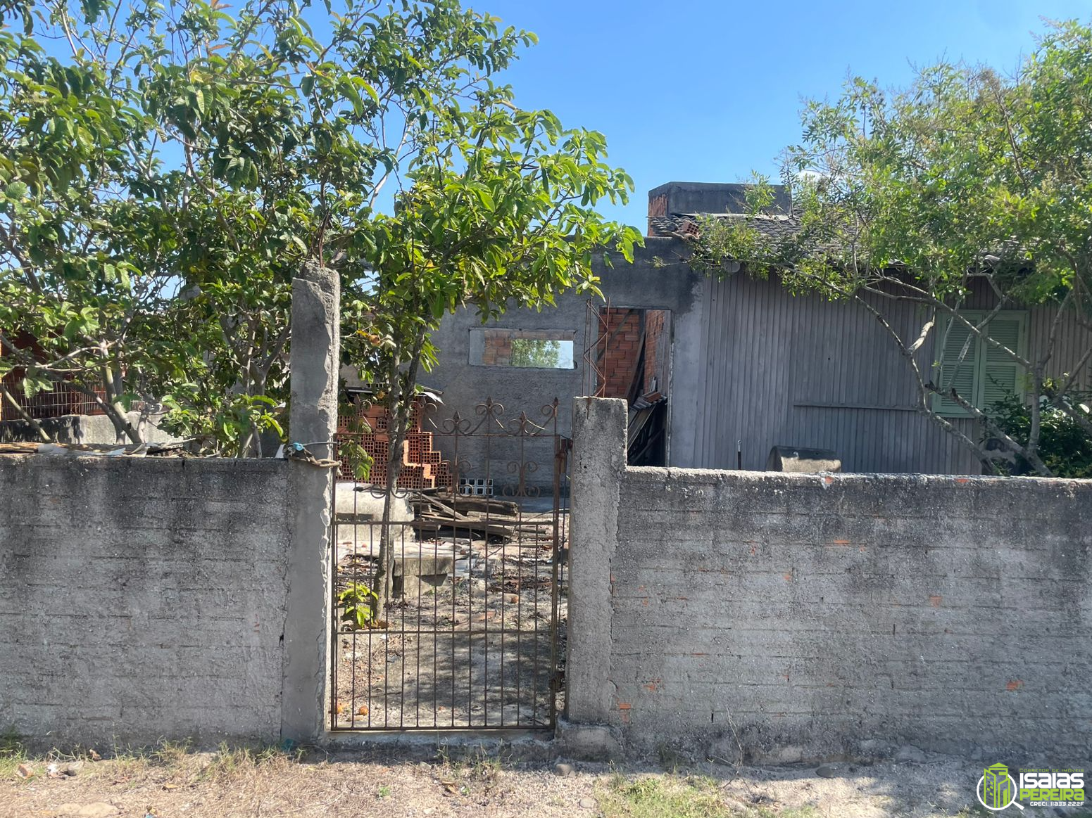 Vende-se casa mista em construção para reforma em Balneário Arroio do Silva – SC